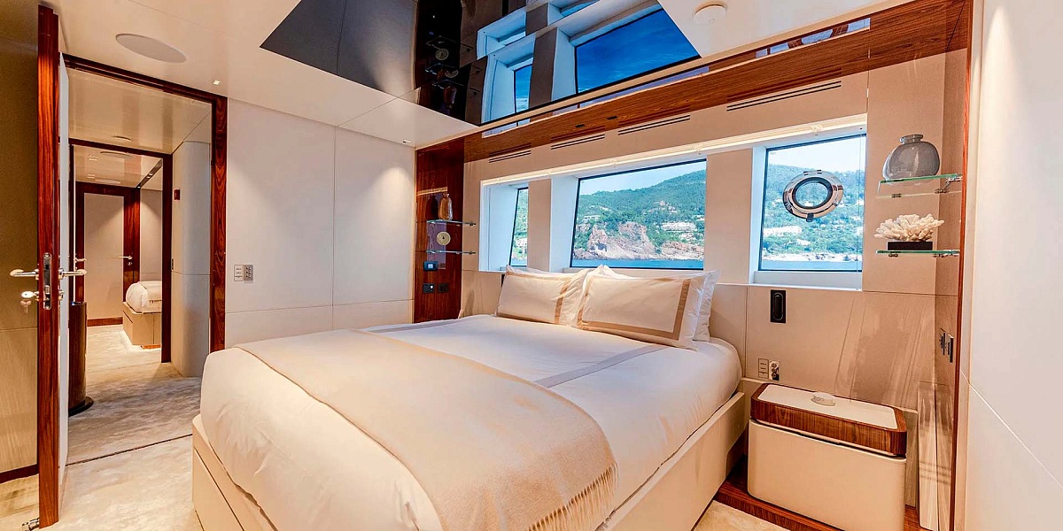 Аренда моторной мега яхты Amer 120 LAFAYETTE во Франции